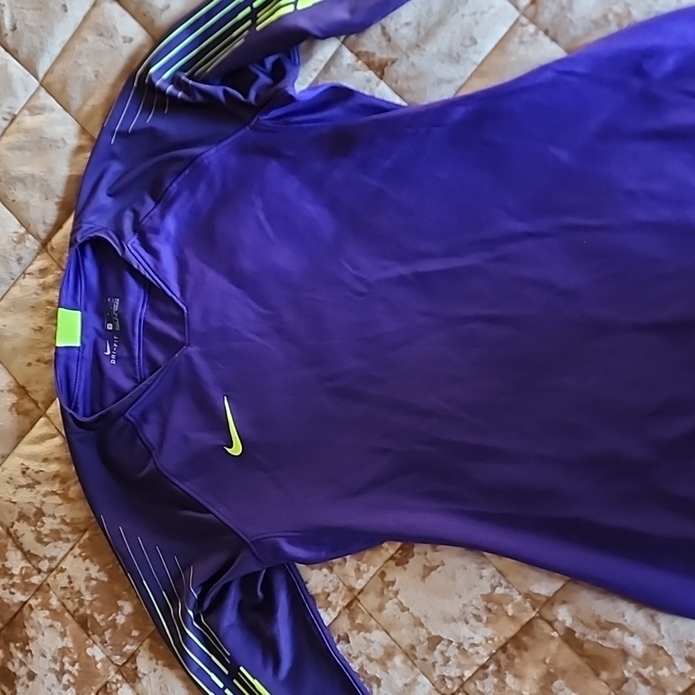 Nike women's top